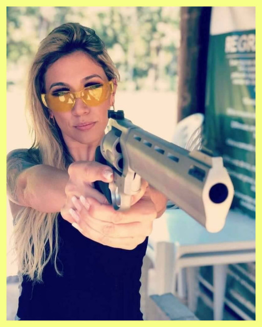 GUNS & GIRLS